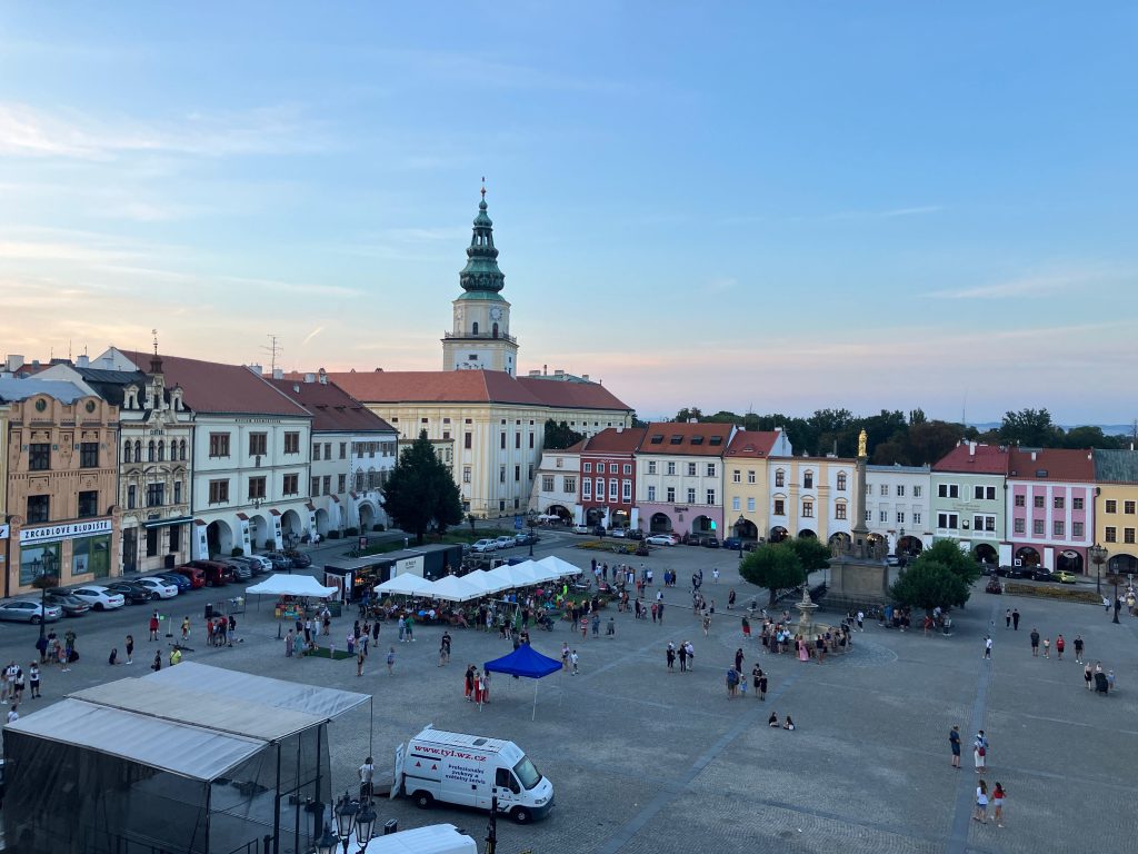 Letní kurz právní němčiny. Večerní Kroměříž z terasy hotelu U Zlatého kohouta